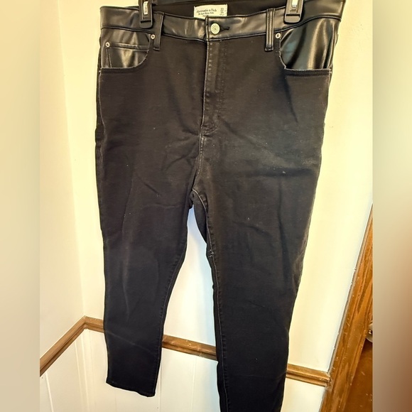 Abercrombie & Fitch Denim - Abercrombie Super Skinny Hi Rise Ankle jeans 16/33 black w/faux leather accents
